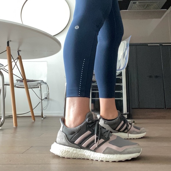 Ultra boost size 6.5 US (W) - Picture 6 of 8